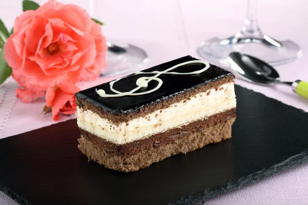 黒い石のカラフルな背景にデザートの甘いケーキ — ストック写真