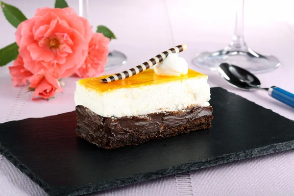 黒い石のカラフルな背景にデザートの甘いケーキ — ストック写真