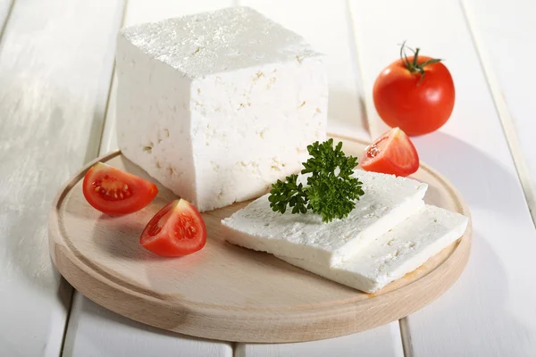 Feta di formaggio su pietra nera — Foto Stock