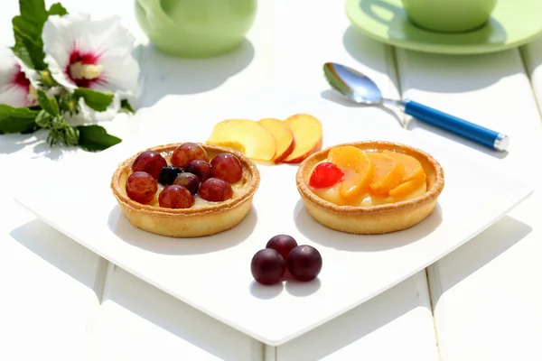 Dessert sweet cake on ceramic plate white background — Stock Photo, Image