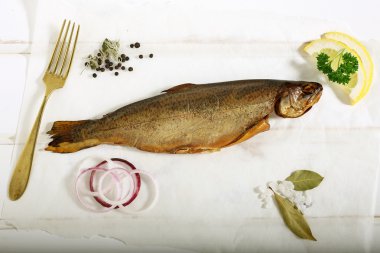 ahşap masa ile füme balık