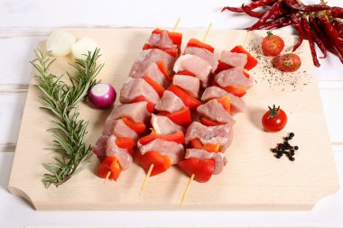 lezzetli eti ve kırmızı biber ahşap arka plan