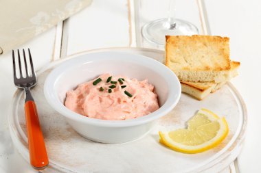 Beyaz seramik kase ahşap zemin üzerinde havyar salata