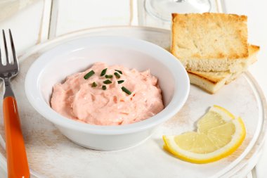 Beyaz seramik kase ahşap zemin üzerinde havyar salata