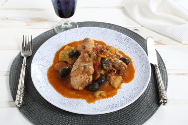 domates soslu Sebzeli tavuk lezzetli yemekler