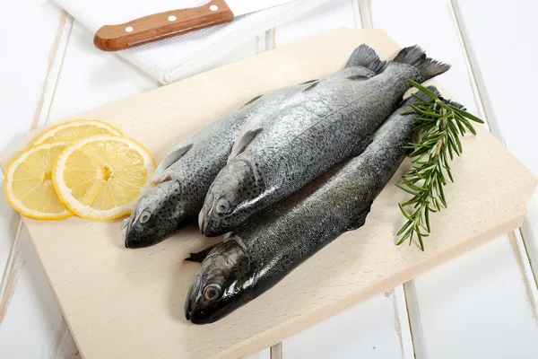 Rå fisk på vit keramisk platta — Stockfoto