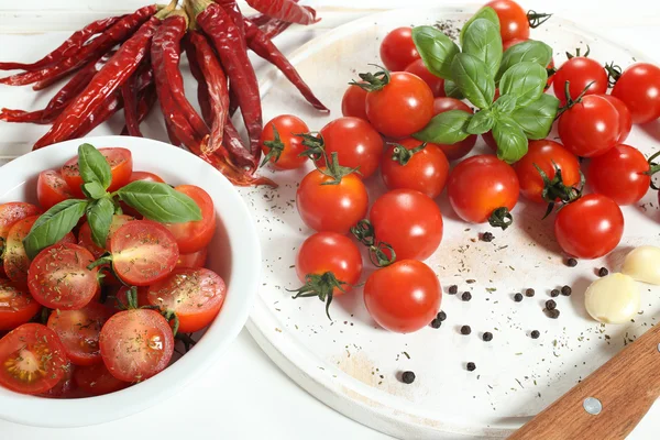 Tomater på vita träbord — Stockfoto