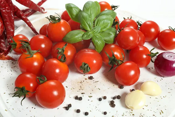 Tomaten auf weißem Holztisch — Stockfoto