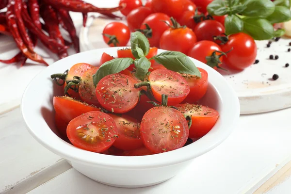 Tomatensalat auf weißer Keramikschale — Stockfoto