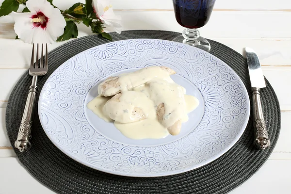 Deliciosas comidas de pollo con queso azul — Foto de Stock