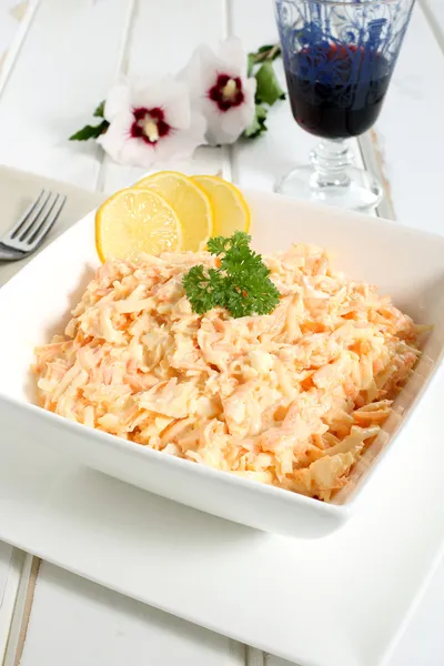 Ensalada de verduras en tazón de cerámica blanca — Foto de Stock