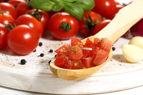 Närbild tomat på trä sked vit bakgrund — Stockfoto
