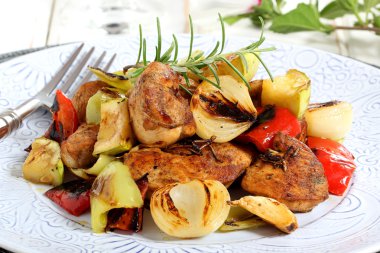 seramik tabak sebze ile lezzetli ızgara et