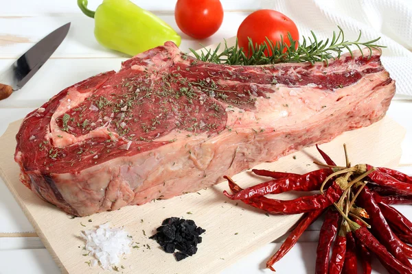 Hovězí steak na dřevěném stole — Stock fotografie