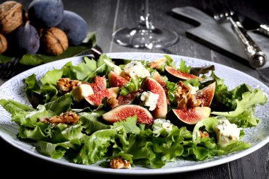 incir salata mavi peynir marul ve fındık