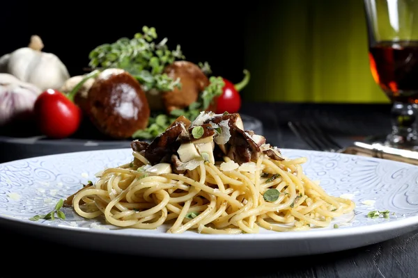 Italiensk pasta med svamp karljohansvamp — Stockfoto