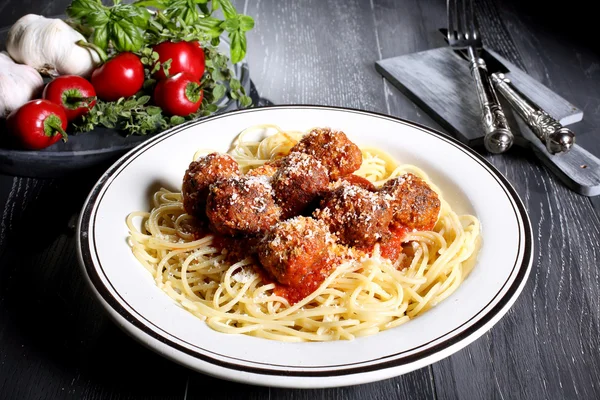 Italiensk pasta med köttbulle grå bakgrund — Stockfoto