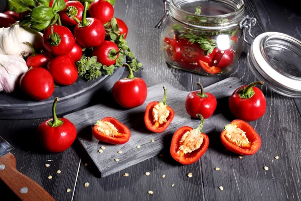 Red hot chili peppar grå bakgrund — Stockfoto