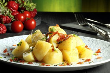 gri masa üzerine haşlanmış patates