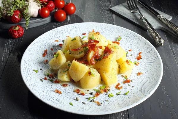 Kokt potatis på grå bord — Stockfoto