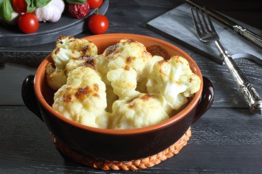 Seramik tavada pişirilmiş karnabahar