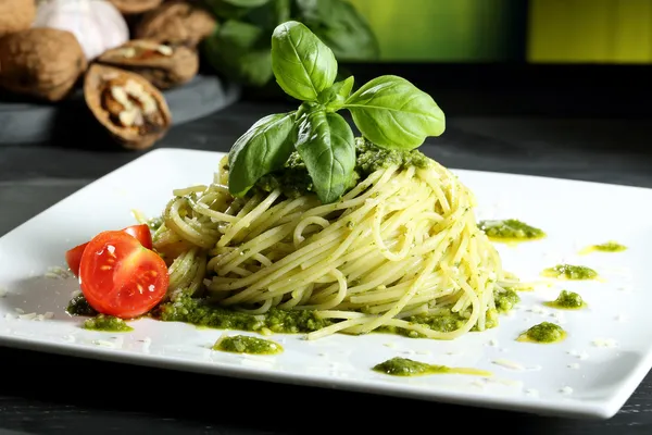 Espaguete de macarrão com pesto — Fotografia de Stock