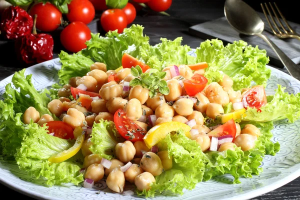 Salada de grão de bico — Fotografia de Stock