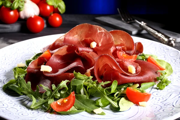 Bresaola a rukolou — Stock fotografie