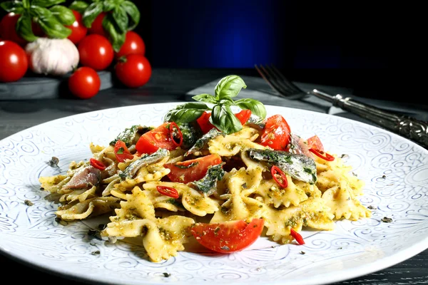 Italiensk pasta med ansjovis — Stockfoto