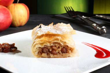 elma strudel yeşil arka plan