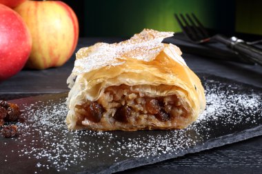 elma strudel yeşil arka plan