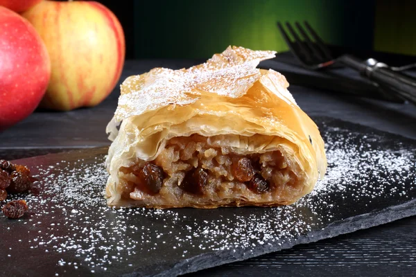 Apfelstrudel grüner Hintergrund — Stockfoto