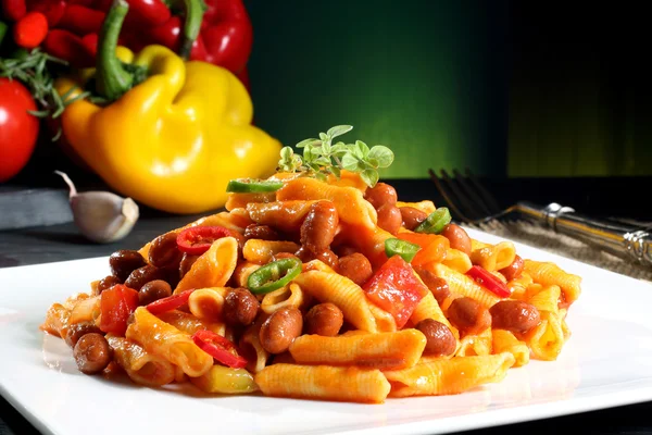 Macarrão vegetariano com feijão e chili fundo verde — Fotografia de Stock