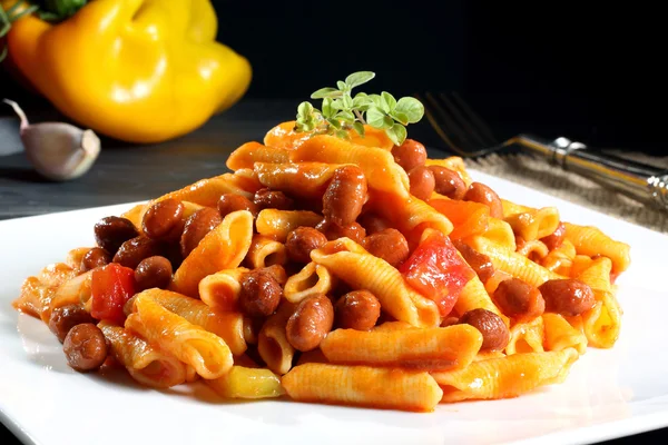 Vegetarisk pasta med bönor och chili grön bakgrund — Stockfoto