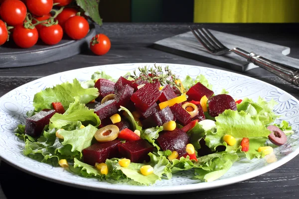 Beet salad with lettuce — Stock Photo, Image