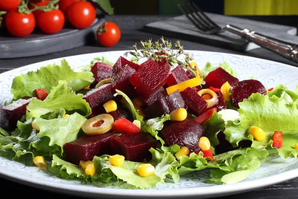 Rübensalat mit Salat — Stockfoto
