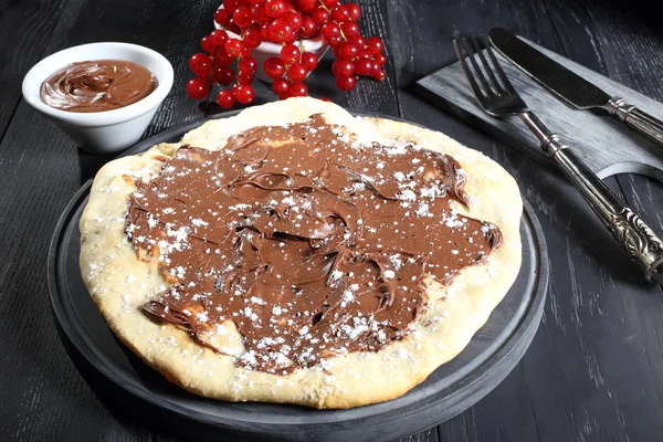 Pizza italiana com chocolate e bagas fundo cinza — Fotografia de Stock