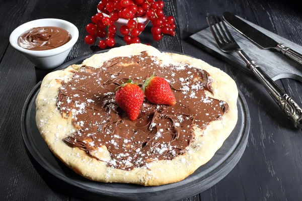 Pizza italiana con cioccolato e bacche sfondo grigio — Foto Stock