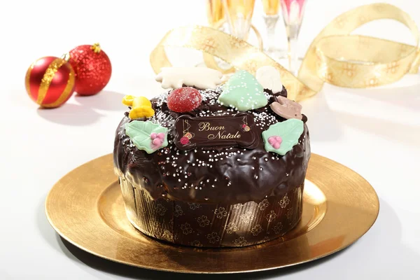 Рождественский шоколадный торт белый фон — стоковое фото