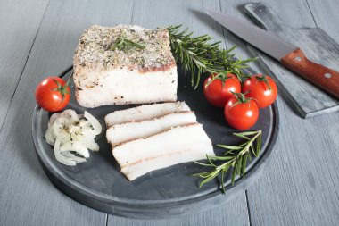 domuz yağı gri arka plan ile sandviçler