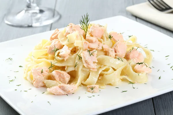 Italiensk pasta med lax — Stockfoto