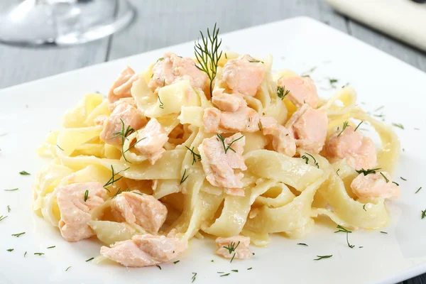 Italiensk pasta med lax — Stockfoto