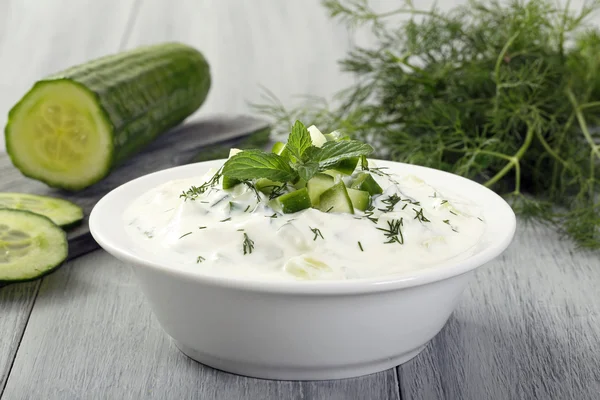 Yoghurt komkommer salade — Stockfoto