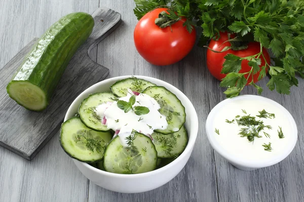 Salat mit Gurken und Joghurt — Stockfoto