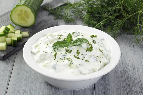 Joghurt-Gurkensalat — Stockfoto