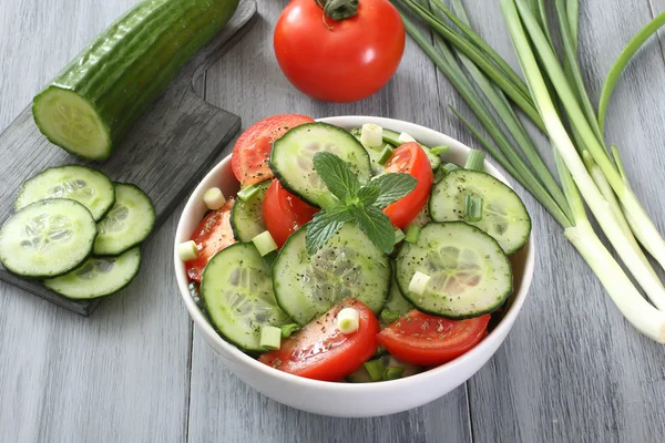 Salatgurken und Tomaten — Stockfoto
