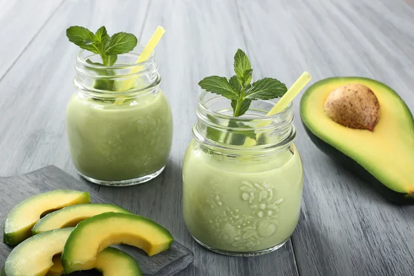 Batido de aguacate fresco —  Fotos de Stock