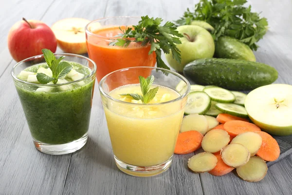 Smoothie with fruit and vegetables — Stock Photo, Image