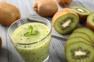 kivi smoothie gri arka plan