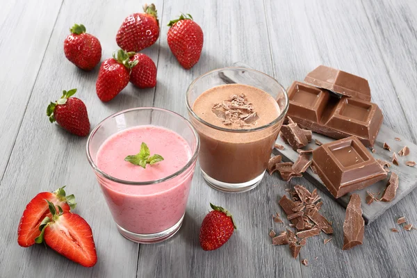 Erdbeere und Schokolade Shake grauen Hintergrund — Stockfoto